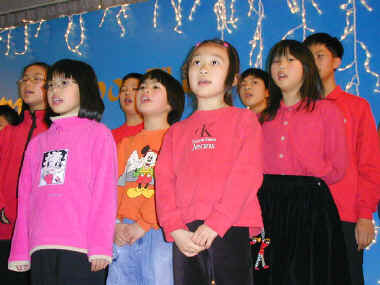 children_choir_2_sm.jpg (113030 bytes)
